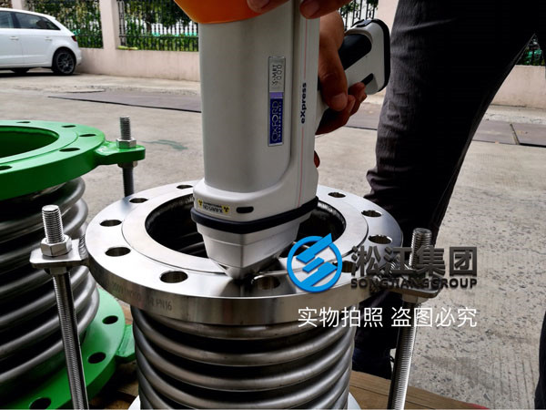 不銹鋼波紋膨脹節先用光譜儀檢查再發貨
